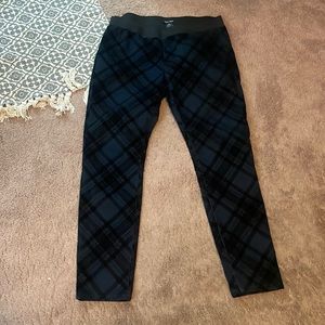 Roz & Ali blue skinny leg pants with black saúde-like plaid design Size L